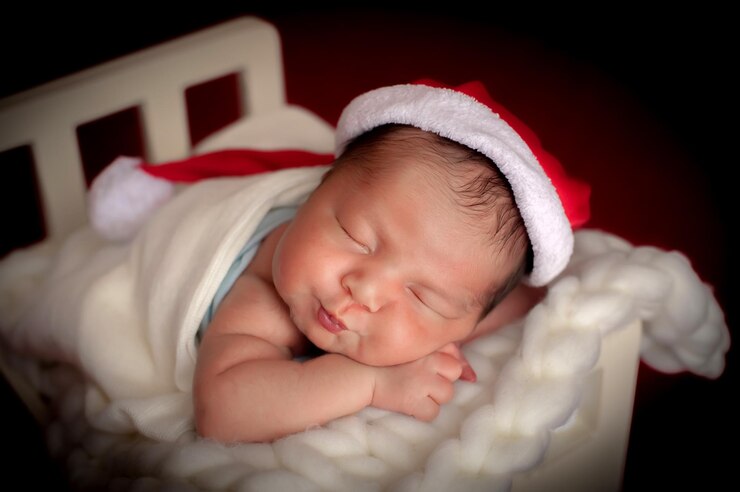 Photo un bébé mignon qui dort sur le lit.