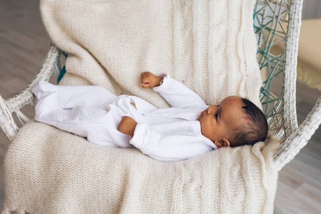 Un bébé mignon qui dort sur le lit.