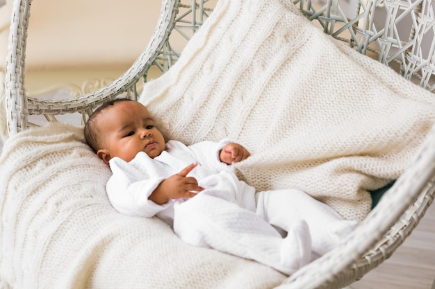 Un bébé mignon qui dort sur le lit.