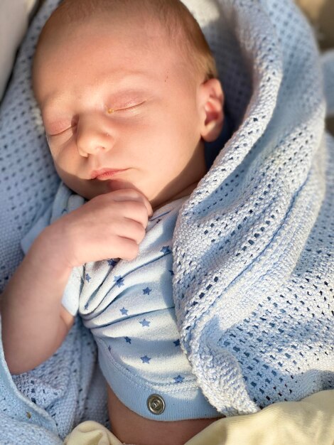 Photo un bébé mignon qui dort à la maison.