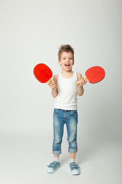 Bébé mignon avec raquette de ping-pong