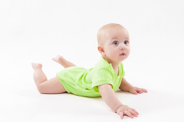 Bébé Mignon Surpris, Couché Sur Le Ventre Et Regardant