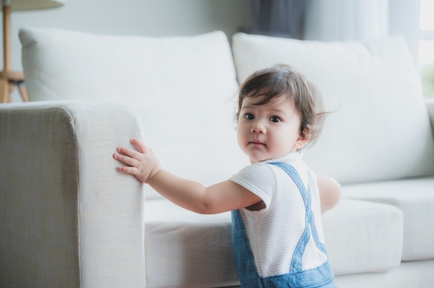 Bébé mignon vivant à la maison