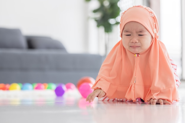 Bébé musulman asiatique qui pleure