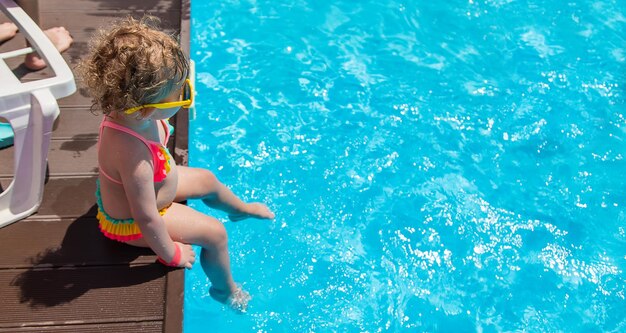 Bébé nage dans la piscine Mise au point sélective