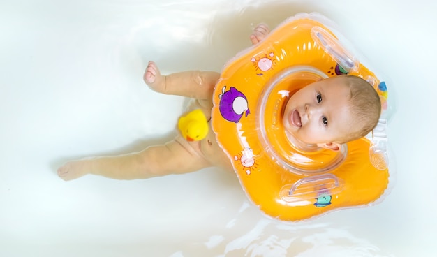 Bébé nage dans la salle de bain