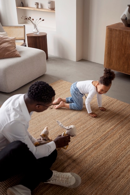 Bébé noir passe du temps avec son père