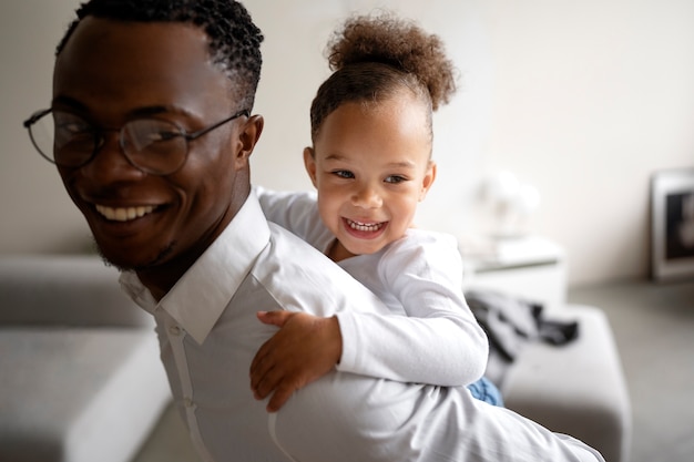 Bébé noir passe du temps avec son père