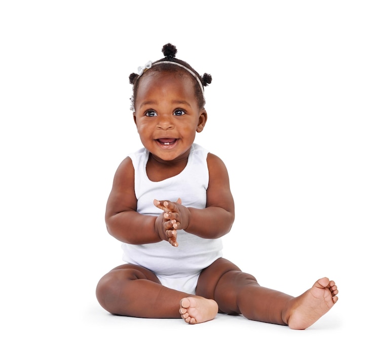 Photo bébé noire et applaudissant en studio pour la croissance du bonheur et le nouveau-né ludique avec un fond blanc enfant et tout-petit pour un développement joyeux, excité ou d'enfance avec les mains ensemble