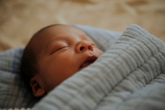 Bébé nourrisson endormi sur le lit