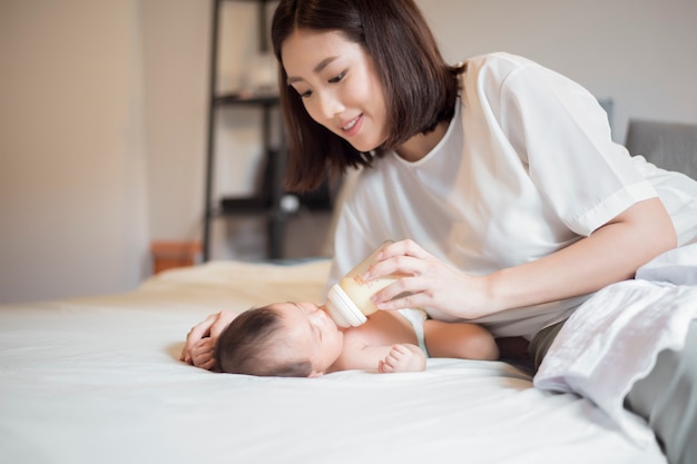 Un bébé nouveau-né boit du lait de sa mère
