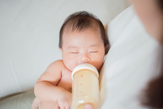 Un bébé nouveau-né boit du lait de sa mère