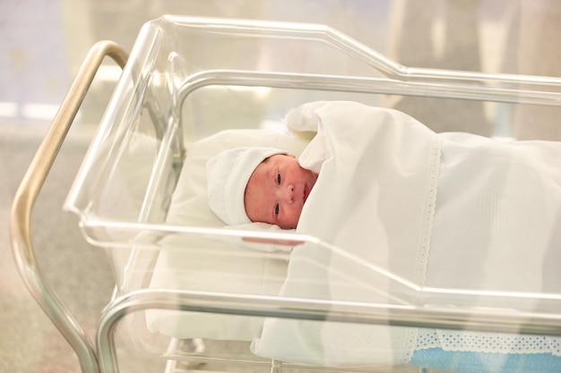 Bébé nouveau-né dans une salle de réveil d'hôpital