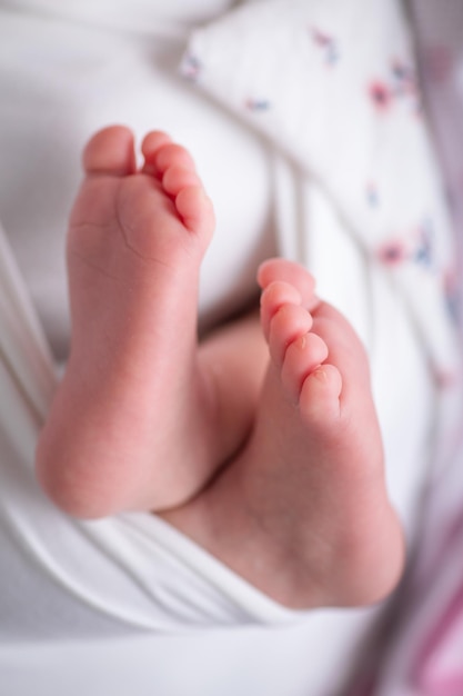 Bébé nouveau-né détails macrophotographie orteils tête lèvres oreilles