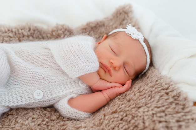 Bébé nouveau-né dort dans un panier en bois