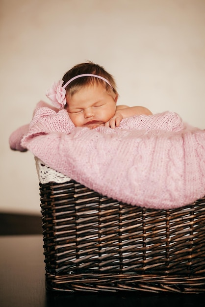 Le bébé nouveau-né dort dans le panier