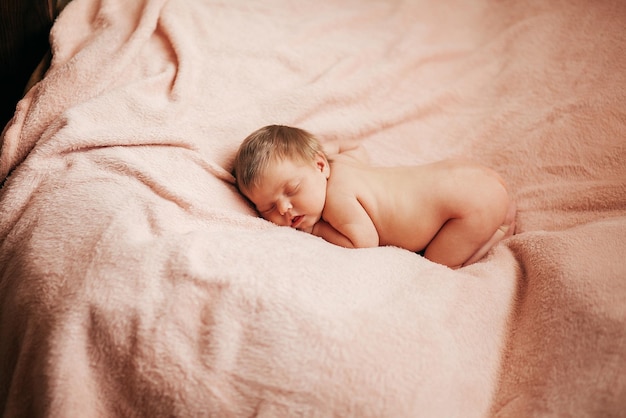 Le bébé nouveau-né dort dans le panier