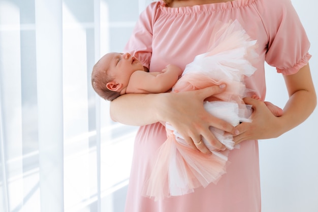 Bébé nouveau-né dort sur les mains des mères