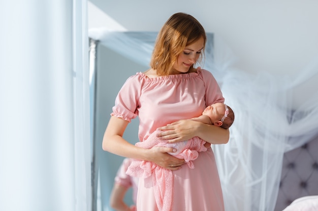 Bébé nouveau-né dort sur les mains des mères