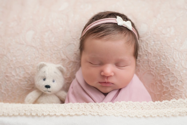 Bébé nouveau-né endormi. Concept sain et médical. Enfant en bonne santé, concept d'hôpital et maternité heureuse. Bébé nourrisson. Grossesse et accouchement heureux. Thème pour enfants. Articles pour bébés et enfants