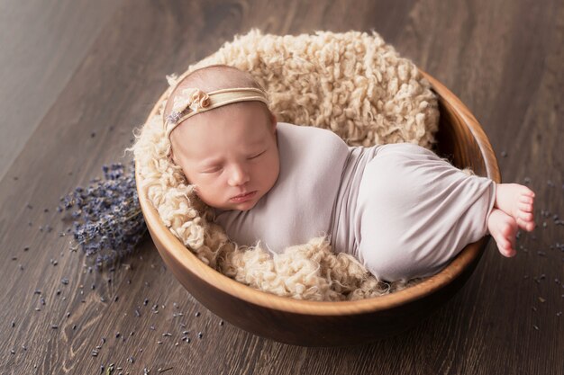 Bébé nouveau-né endormi. Concept sain et médical. Enfant en bonne santé, concept d'hôpital et maternité heureuse. Bébé nourrisson. Grossesse et accouchement heureux. Thème pour enfants. Articles pour bébés et enfants