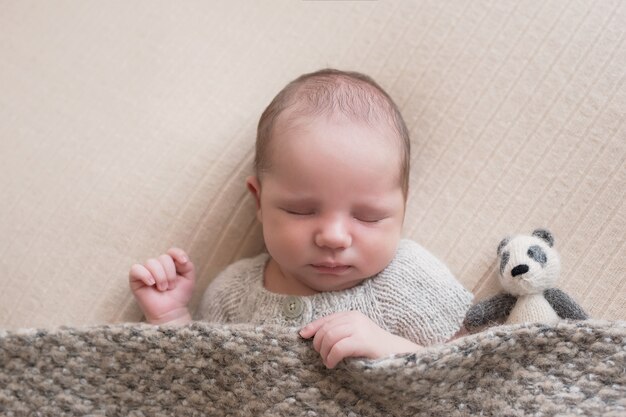 Bébé nouveau-né endormi. Concept sain et médical. Enfant en bonne santé, concept d'hôpital et maternité heureuse. Bébé nourrisson. Grossesse et accouchement heureux. Thème pour enfants. Articles pour bébés et enfants