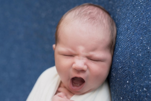 Bébé nouveau-né endormi. Concept sain et médical. Enfant en bonne santé, concept d'hôpital et maternité heureuse. Bébé nourrisson. Grossesse et accouchement heureux. Thème pour enfants. Articles pour bébés et enfants