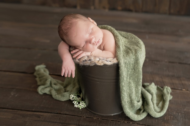 Bébé nouveau-né endormi. Concept sain et médical. Enfant en bonne santé, concept d'hôpital et maternité heureuse. Bébé nourrisson. Grossesse et accouchement heureux. Thème pour enfants. Articles pour bébés et enfants