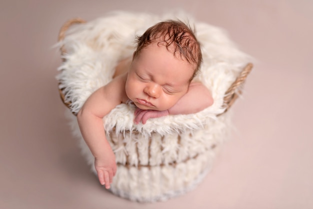 Bébé nouveau-né endormi
