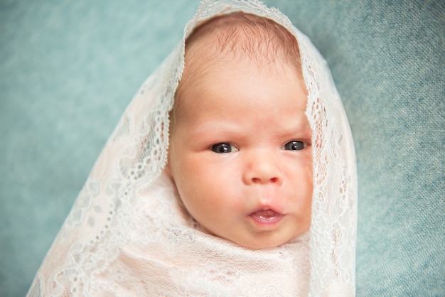 Bébé nouveau-né regardant avec enthousiasme. Fermer