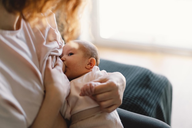 Bébé nouveau-né sucer le lait du sein de la mère Portrait de maman et bébé allaité Concept de nutrition saine et naturelle pour l'allaitement maternel