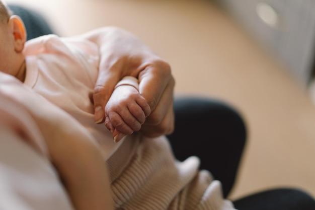 Bébé nouveau-né sucer le lait du sein de la mère Portrait de maman et bébé allaité Concept de nutrition saine et naturelle pour l'allaitement maternel