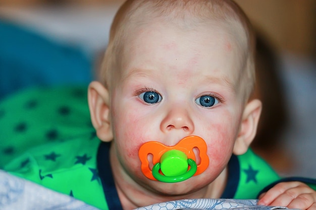 bébé nouveau né avec tétine bébé mignon