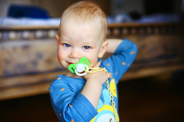 bébé nouveau né avec tétine bébé mignon