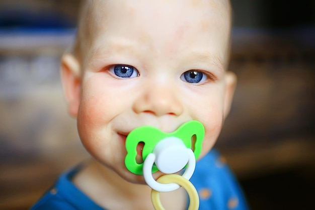 bébé nouveau né avec tétine bébé mignon