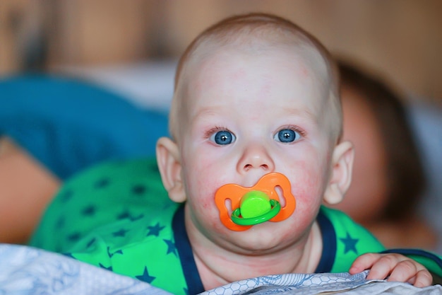 bébé nouveau né avec tétine bébé mignon