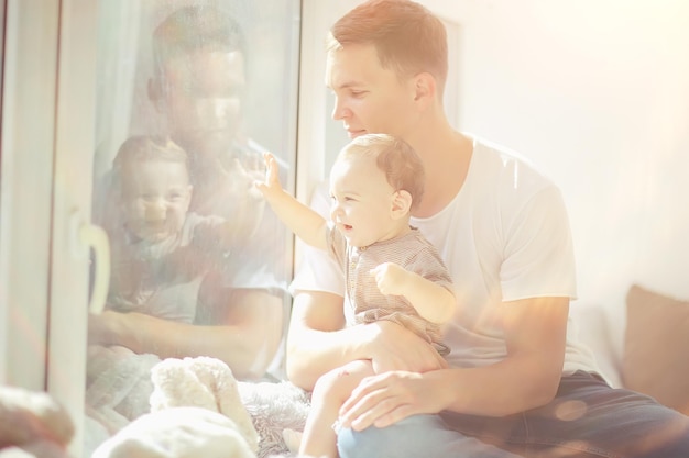 bébé papa sur ses épaules / soins familiaux paternité, papa et fils, promenade du bonheur familial