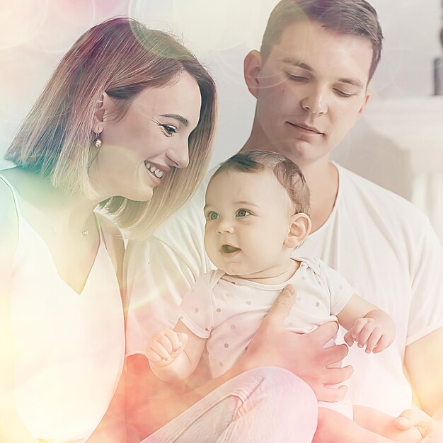 bébé avec parents dans une maison confortable / jeune famille en bonne santé papa et bébé, sourire de bonheur