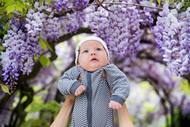 Bébé et père sur la nature dans le parc