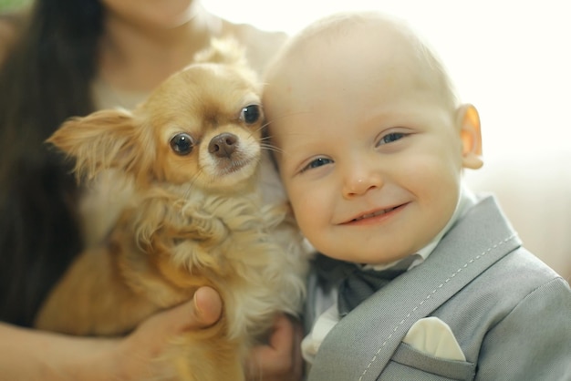 bébé et petit chien