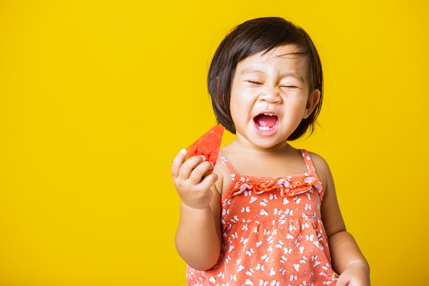 Bébé petite fille sourire détient pastèque coupée fraîche pour manger