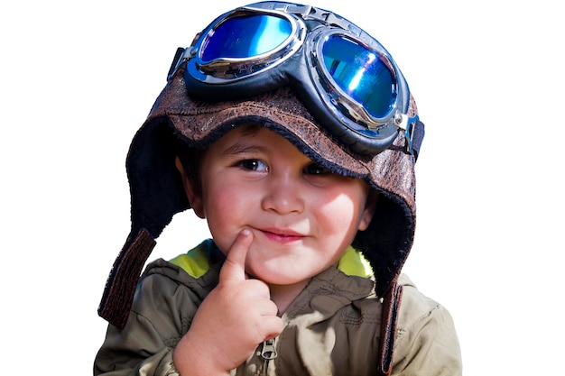 Un bébé pilote avec un énorme chapeau et des lunettes, isolé.