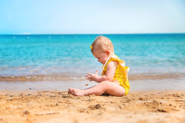 Bébé sur la plage près de la mer