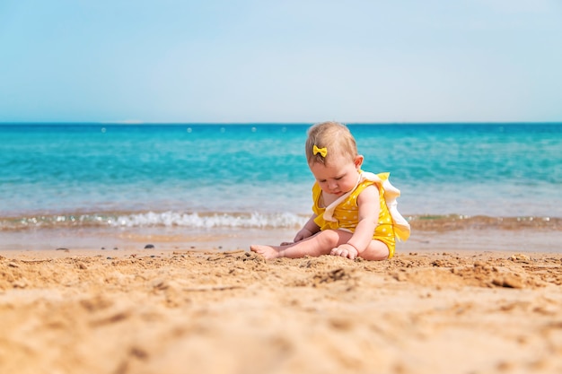 Bébé sur la plage près de la mer