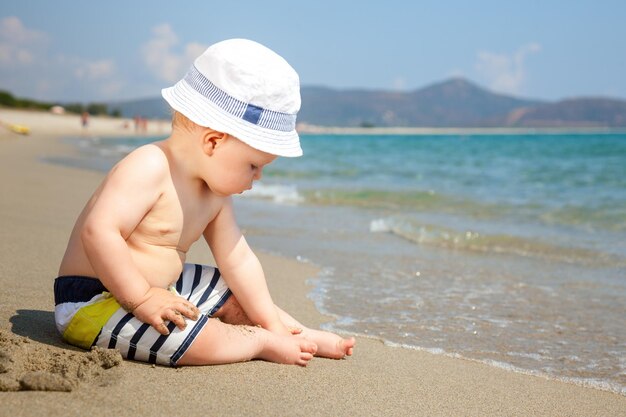 Un bébé sur une plage