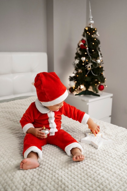 Bébé plein coup portant une tenue de père noël