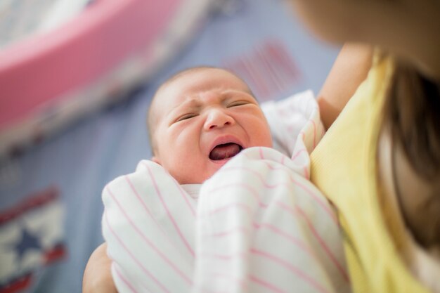 Bébé pleure être des symptômes de coliques