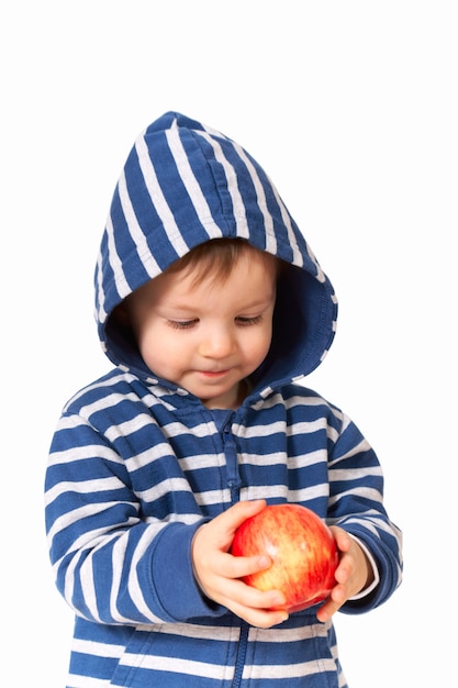Bébé avec pomme rouge