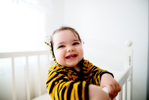 Bébé portant le costume de tigre.