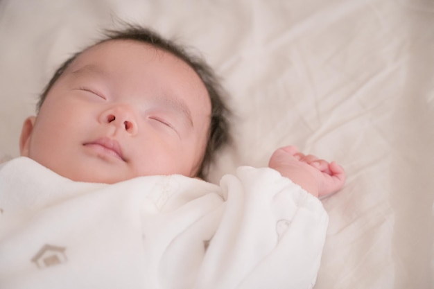 bébé qui dort dans la lumière